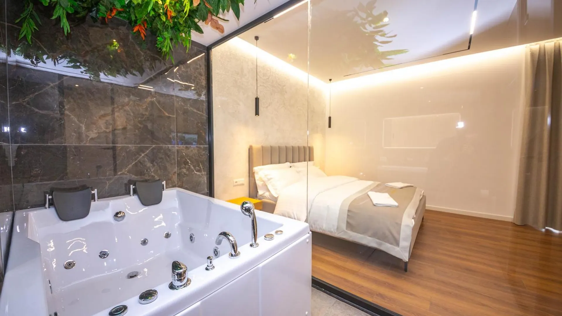 Hotel Riviera contacts